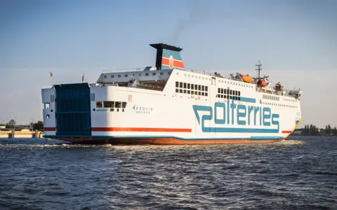 Prom "Mazovia" Polferries. Chcesz wiedzieć, jakie są ceny biletów na prom dla pasażerów pieszych i zmotoryzowanych?