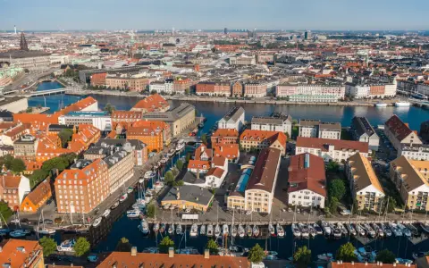 Widok z lotu ptaka na Kopenhagę, kanały pełne łodzi i promów. Idealne miejsce na wycieczkę promem do Kopenhagi.