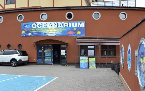Łeba w deszczu? Odkryj najlepsze atrakcje i uratuj urlop!