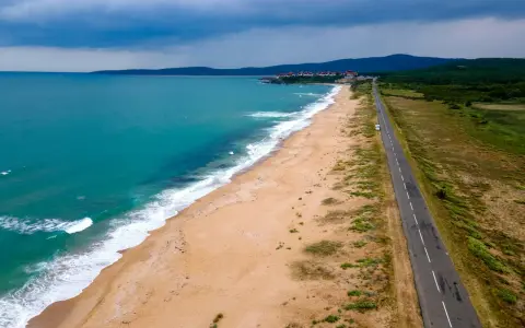 Piękna plaża i turkusowe morze, a obok droga. To dowód, że Bułgaria ma dostęp do morza.