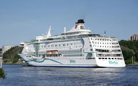 Duży biały prom "Birka Gotland" płynie po wodzie. To idealny środek transportu na podróż z Polski na Gotlandię.
