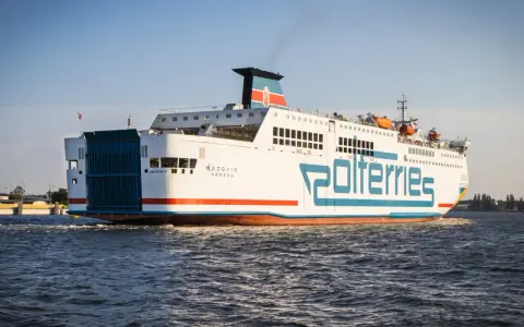 Prom "Mazovia" Polferries płynie do Świnoujścia. Duży biały prom z niebieskimi napisami na wodzie.