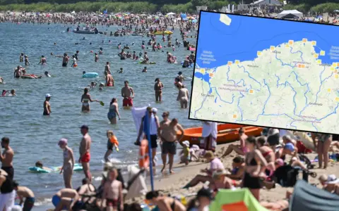Tłum ludzi na plaży i w wodzie. Mapa pokazuje polskie wybrzeże Bałtyku, gdzie letnie temperatury są idealne do kąpieli.
