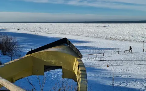 Zamarznięty Bałtyk, pokryty lodem i śniegiem, z widoczną łodzią na pierwszym planie. Czy bałtyk kiedyś zamarzł? Tak, wygląda na to, że tak.