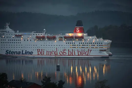Prom Stena Line "Stena Saga" płynie po wodzie. Zastanawiasz się, ile się płynie promem z Polski do Szwecji? Ta podróż trwa zazwyczaj kilkanaście godzin.