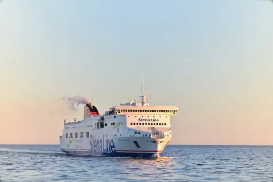 Prom Stena Line płynie po spokojnym morzu. Pamiętaj, czego nie można zabrać na prom, by podróż była bezpieczna i przyjemna.