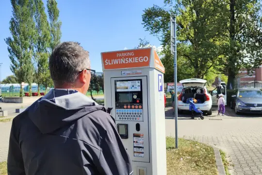 Szukasz, gdzie w Kołobrzegu zaparkować za darmo? Na parkingu przy ul. Śliwińskiego jest parkometr, ale może warto poszukać darmowych miejsc w okolicy?