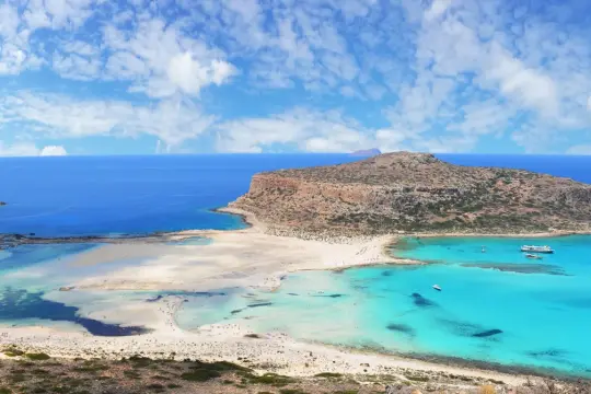Balos na Krecie: turkusowe morze, piaszczysta plaża i skaliste wzgórza tworzą rajski krajobraz.