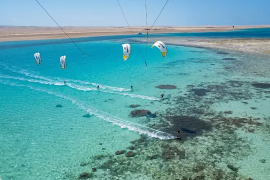 Kitesurferzy na turkusowym morzu w Egipcie. Wspaniałe, płytkie wody idealne do sportów wodnych.