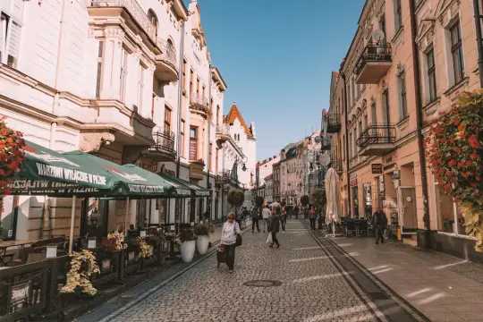 Spacer po urokliwym rynku w Nowym Sączu, gdzie kamienice i kawiarniane ogródki tworzą niepowtarzalny klimat. Odkryj nowe atrakcje!