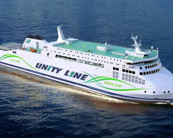 Nowy, biały prom "Unity Line" z zielonym napisem "Green Ship" płynie po wodzie.
