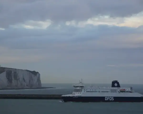 Prom DFDS płynie w kierunku białych klifów Dover. Podróż z Dunkierki do Dover trwa ok. 2 godzin.