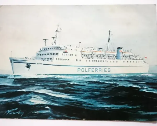 Namalowany statek pasażerski "Gryf" z napisem "POLFERRIES" na burcie, symbol polskiej żeglugi bałtyckiej, pruje fale.