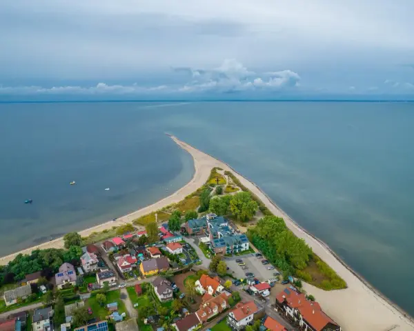 Widok z lotu ptaka na nadmorską miejscowość z plażą i morzem.
