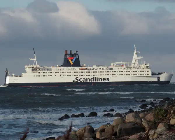 Prom Scandlines "Kronprins Frederik" płynie przez wzburzone morze, pokonując trasę Rostock-Gedser.