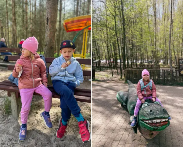 Dzieci jedzą lody i bawią się na drewnianym dinozaurze. Wspaniałe atrakcje dla dzieci w Ustce!