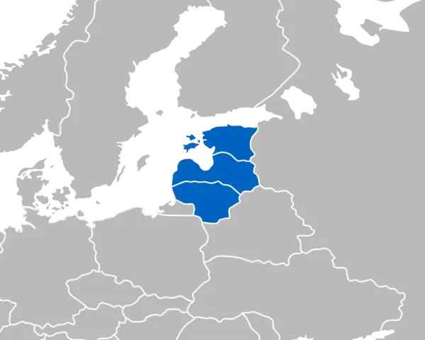 Mapa Europy z zaznaczonymi na niebiesko krajami bałtyckimi: Estonią, Łotwą i Litwą.