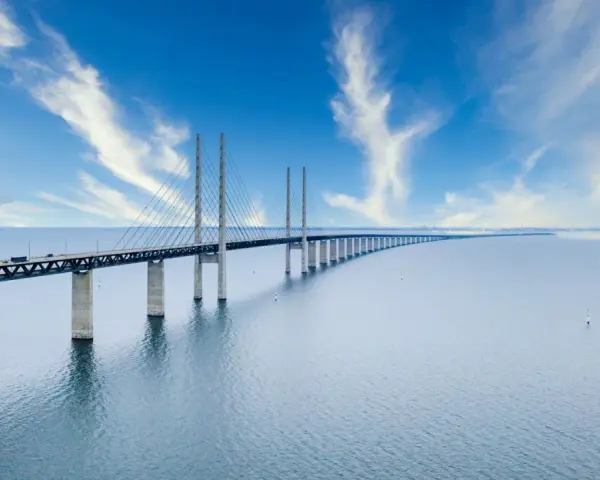 Imponujący most nad morzem, łączący Kopenhagę z Malmö.
