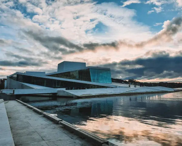 Oslo Opera House, nowoczesna architektura nad wodą. Warto zobaczyć to miejsce, spacerując po dachu i podziwiając widoki.