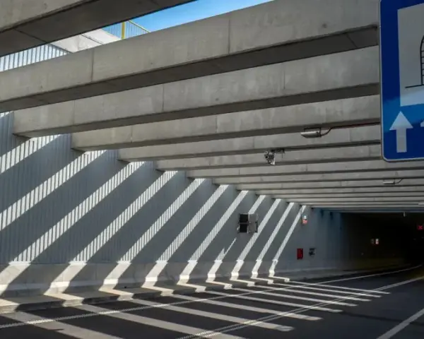 Znak informuje o wjeździe do tunelu o długości 1800m. Czy prom w Świnoujściu jest płatny, tego znak nie zdradza, ale tunel na pewno jest darmowy.
