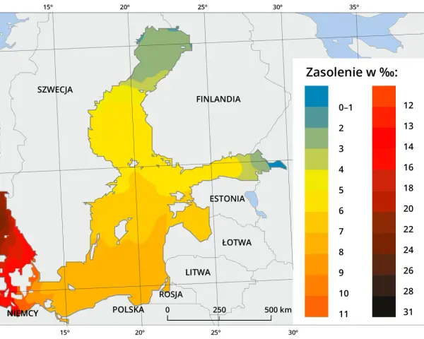Mapa Bałtyku z kolorami wskazującymi zasolenie wody, od niskiego (niebieski) do wysokiego (czarny).