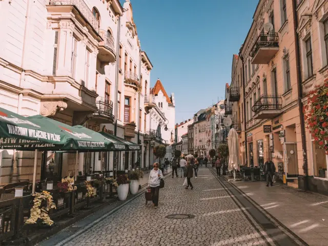 Spacer po urokliwym rynku w Nowym Sączu, gdzie kamienice i kawiarniane ogródki tworzą niepowtarzalny klimat. Odkryj nowe atrakcje!