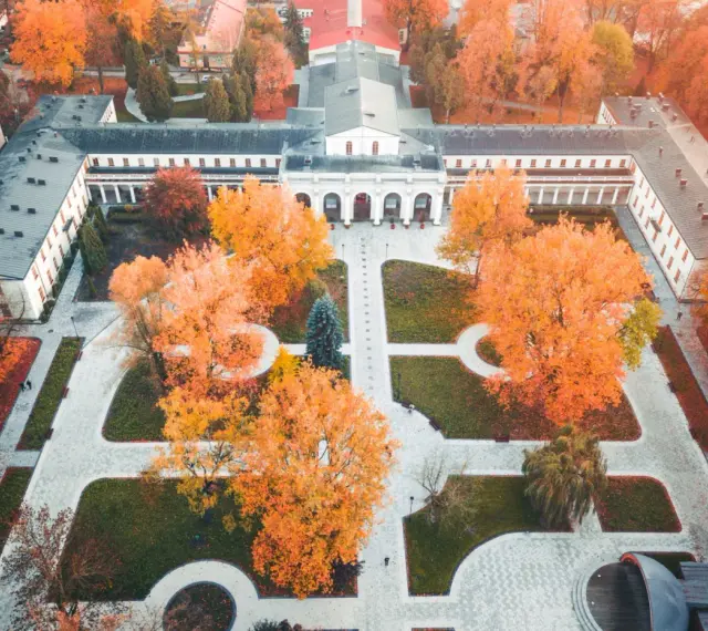 Jesienne Busko-Zdrój zachwyca kolorami. Widok z góry na park i zabytkowe budynki to jedne z wielu atrakcji.