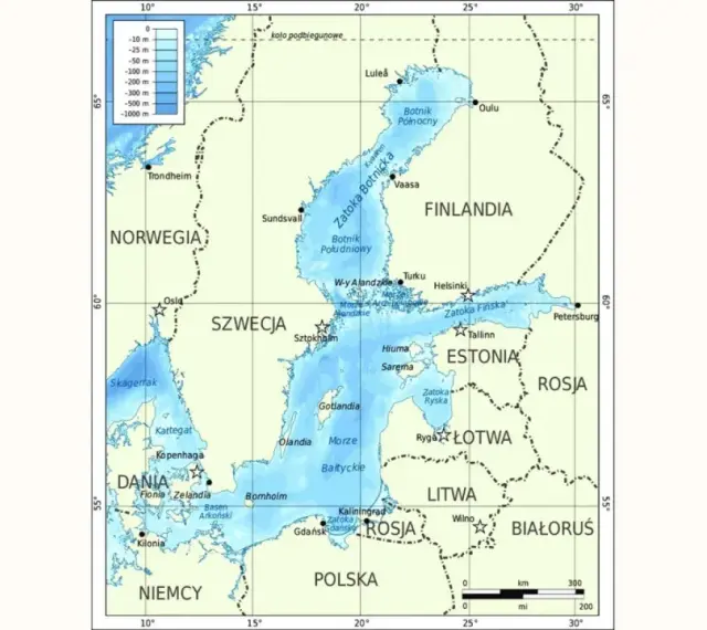 Mapa batymetryczna Morza Bałtyckiego i cieśnin. Pokazuje głębokości, kraje nadbałtyckie: Szwecję, Finlandię, Estonię, Łotwę, Litwę, Polskę, Niemcy, Danię i Norwegię.