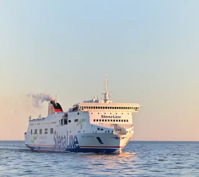 Prom Stena Line płynie po spokojnym morzu. Pamiętaj, czego nie można zabrać na prom, by podróż była bezpieczna i przyjemna.