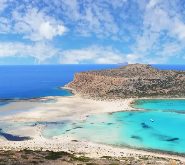 Balos na Krecie: turkusowe morze, piaszczysta plaża i skaliste wzgórza tworzą rajski krajobraz.