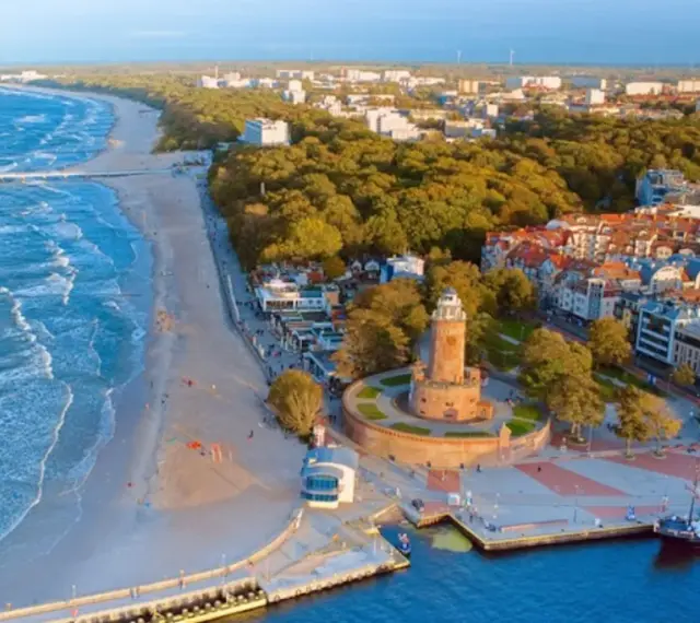 Piękne wybrzeże Bałtyku, plaża, molo i latarnia morska. Idealne miejsce, gdzie jechać nad morze na wakacje.