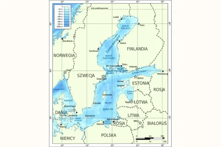 Mapa batymetryczna Morza Bałtyckiego i cieśnin. Pokazuje głębokości, kraje nadbałtyckie: Szwecję, Finlandię, Estonię, Łotwę, Litwę, Polskę, Niemcy, Danię i Norwegię.