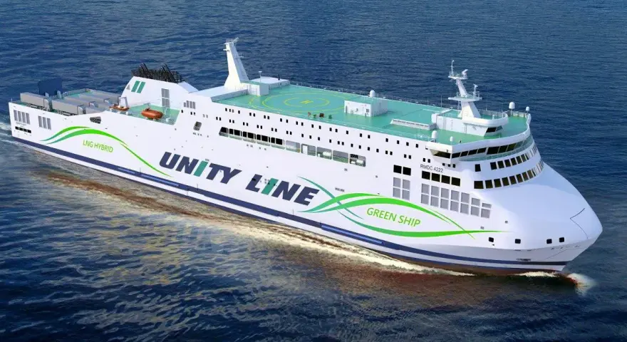 Nowy, biały prom "Unity Line" z zielonym napisem "Green Ship" płynie po wodzie.