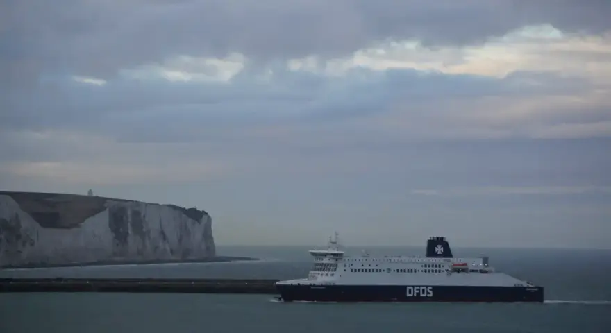 Prom DFDS płynie w kierunku białych klifów Dover. Podróż z Dunkierki do Dover trwa ok. 2 godzin.
