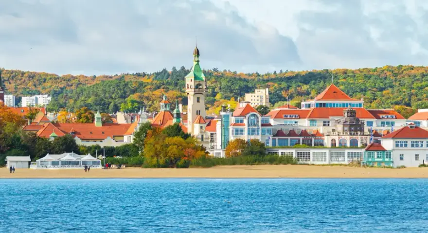 Sopot: malownicze budynki z czerwonymi dachami, wieża widokowa i plaża. Warto zobaczyć to miasto jesienią!