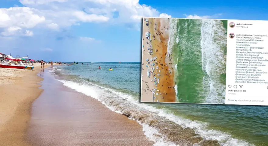 Plaża pełna ludzi, fale rozbijają się o brzeg. Czy Morze Czarne jest czyste? Woda wygląda na zieloną i przejrzystą.