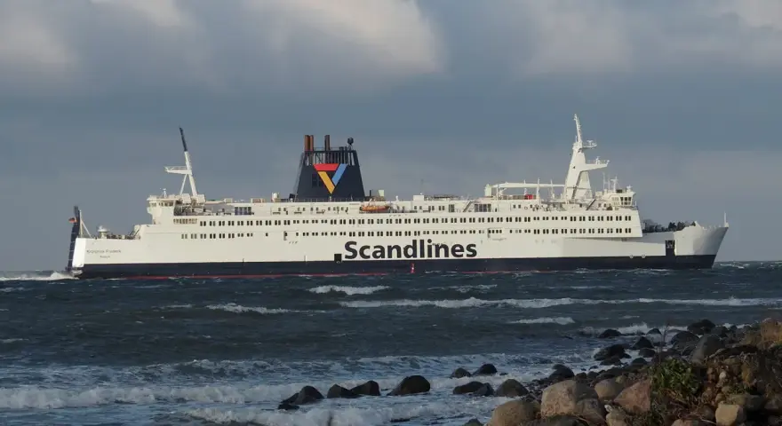 Prom Scandlines "Kronprins Frederik" płynie przez wzburzone morze, pokonując trasę Rostock-Gedser.