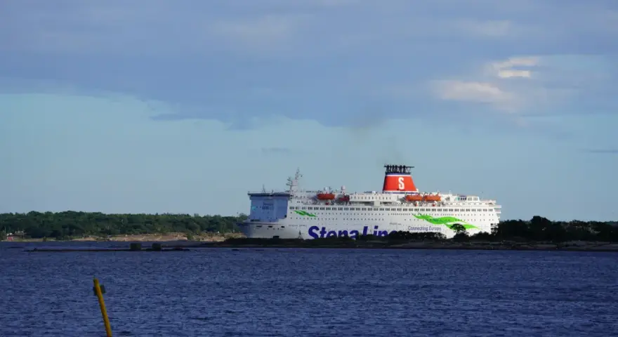 Prom Stena Line płynie z Gdyni do Karlskrony. Podróż trwa ok. 10 godzin.