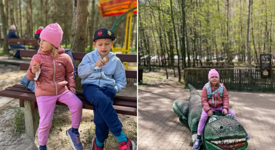 Dzieci jedzą lody i bawią się na drewnianym dinozaurze. Wspaniałe atrakcje dla dzieci w Ustce!