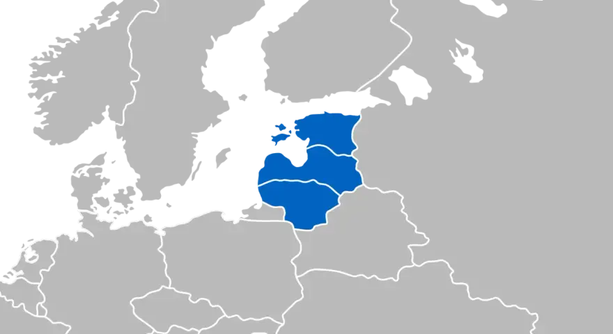 Mapa Europy z zaznaczonymi na niebiesko krajami bałtyckimi: Estonią, Łotwą i Litwą.