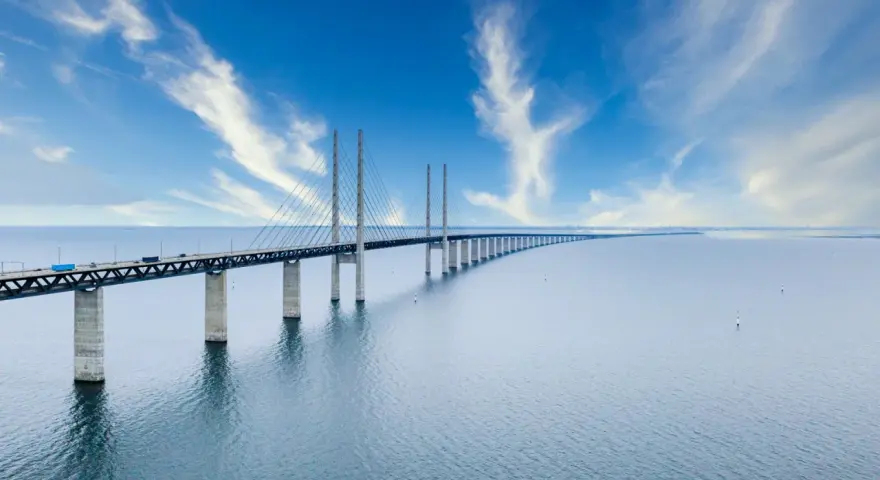 Imponujący most nad morzem, łączący Kopenhagę z Malmö.