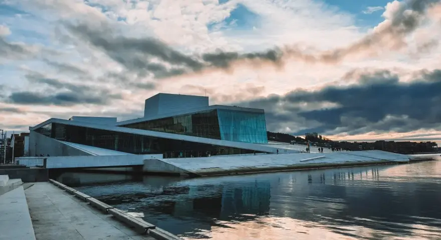 Oslo Opera House, nowoczesna architektura nad wodą. Warto zobaczyć to miejsce, spacerując po dachu i podziwiając widoki.