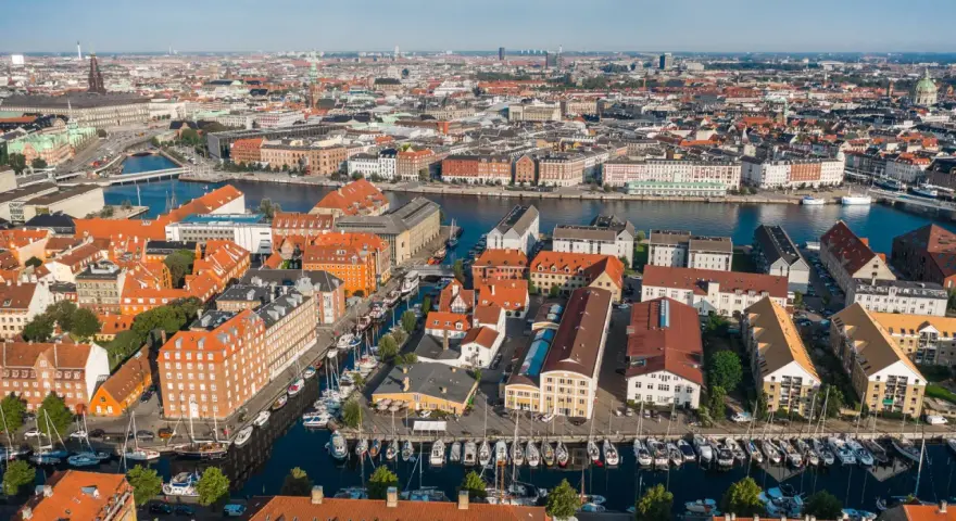 Widok z lotu ptaka na Kopenhagę, kanały pełne łodzi i promów. Idealne miejsce na wycieczkę promem do Kopenhagi.