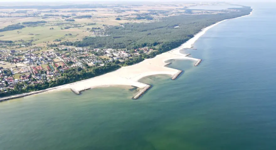 Jarosławiec: plaża, morze i las. Idealne miejsce, by odpocząć i zobaczyć, co warto zobaczyć w Jarosławcu.