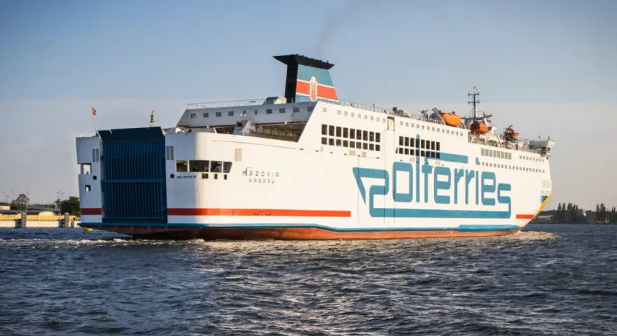 Prom "Mazovia" Polferries wypływa z portu w Ystad.
