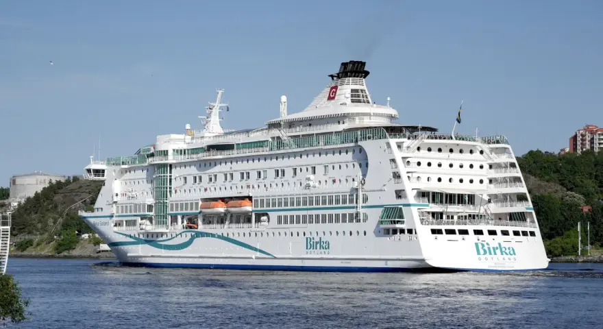 Duży biały prom "Birka Gotland" płynie po wodzie. To idealny środek transportu na podróż z Polski na Gotlandię.