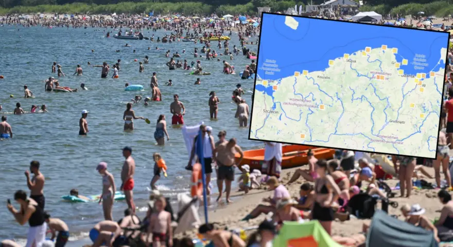 Tłum ludzi na plaży i w wodzie. Mapa pokazuje polskie wybrzeże Bałtyku, gdzie letnie temperatury są idealne do kąpieli.