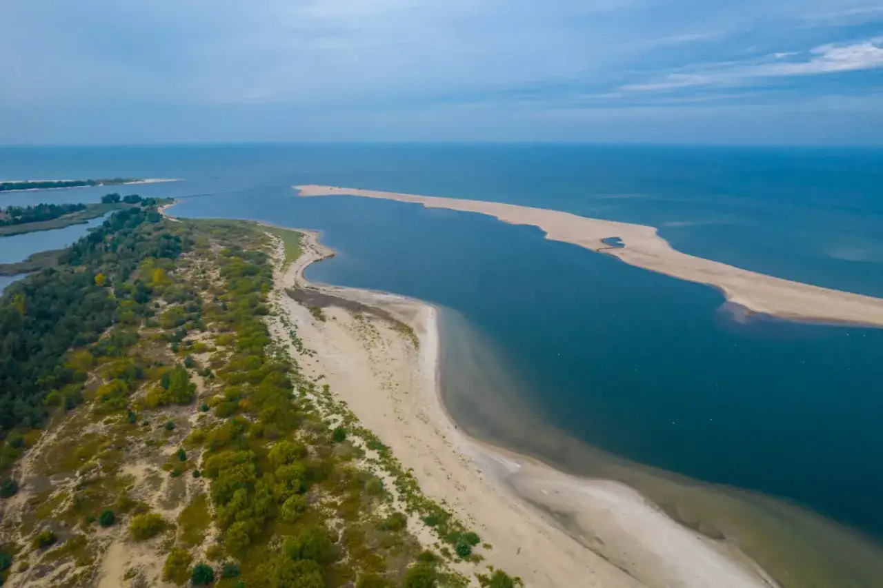 Piękne krajobrazy nad Bałtykiem, idealne na najlepsze miejsca na wakacje w Polsce nad morzem. Piaszczyste plaże i zieleń.