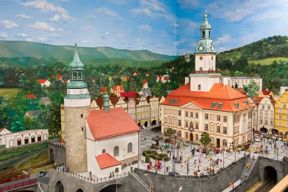 Miniaturowa panorama Jeleniej Góry z ratuszem i wieżą. Widać tu liczne atrakcje i tłumy ludzi na rynku.