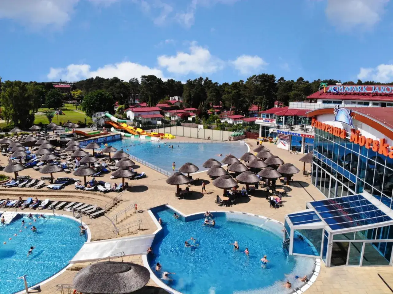 Aquapark w Jarosławcu nad morzem oferuje baseny, zjeżdżalnie i leżaki pod parasolami.
